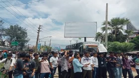 শিক্ষামন্ত্রীর পদত্যাগ দাবিতে বগুড়া-বরিশালে সড়ক অবরোধ, বিক্ষোভ