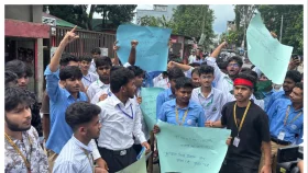 গোপালগঞ্জে শিক্ষামন্ত্রীর পদত্যাগের দাবিতে শিক্ষার্থীদের বিক্ষোভ
