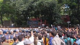 মন্ত্রীর পদত্যাগের দাবি থেকে সরে দাঁড়াল শিক্ষার্থীরা