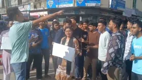 শিক্ষামন্ত্রীর পদত্যাগ দাবিতে ঝালকাঠিতে বিক্ষোভ, সড়ক অবরোধ