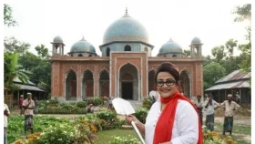 মসজিদ নির্মাণে ববিতা, চাইলেন দোয়া