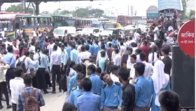 উত্তরার বিএনএস সেন্টারের সামনে শিক্ষার্থীদের সড়ক অবরোধ