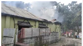 কুড়িগ্রামে নিজ ঘরে আগুন লাগিয়ে অস্ত্র হাতে যুবকের তাণ্ডব&nbsp;
