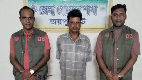 জয়পুরহাটে ডিবি পুলিশের হাতে মাদক কারবারি গ্রেপ্তার