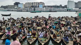 বুড়িগঙ্গার সিমসন ঘাট চালুর দাবিতে মাঝিদের বিক্ষোভ