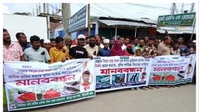 বাবার হত্যার বিচার চেয়ে রাস্তায় দুই শিশুর বুকভাঙা কান্না