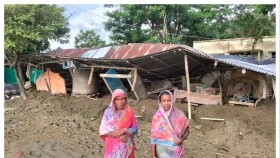 বন্যায় ঘর ভেঙে মাটিচাপা বই-খাতা, সন্তানদের লেখাপড়া নিয়ে দুশ্চিন্তায় মিনু