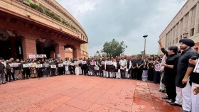 কালো পোশাকে সংসদে রাহুল গান্ধী, &lsquo;ব্ল্যাক ডে&rsquo; পালন