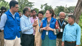 বাঁশখালীতে জাতিসংঘের অভিবাসন সংস্থা চিফ অফ মিশন লরা টম, &zwnj;তেরপাল বিতরণ