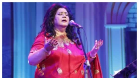 আমরা সবাই যেন দেশকে ভালোবাসি : রুনা লায়লা