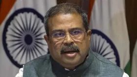 আন্দোলনের মুখে ভারতের শিক্ষামন্ত্রীর পদত্যাগ