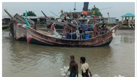 মৌসুমি নিম্নচাপের প্রভাবে উত্তাল সাগর, ঘাটে ফিরছেন রাঙ্গাবালীর জেলেরা&nbsp;