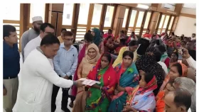 গোপালগঞ্জে কৃষকদের মাঝে সার ও বীজ বিতরণ