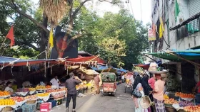 মীর জুমলা সড়ক দখল করে বাজার, মাসে চাঁদা অর্ধকোটি
