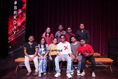 শাহরুখ খানের সঙ্গে বাংলাদেশি তিন ভক্ত (বা থেকে প্রথম সারিতে সোলায়মান, ফারজানা এবং পেছনের সারিতে দ্বিতীয় রোমান)