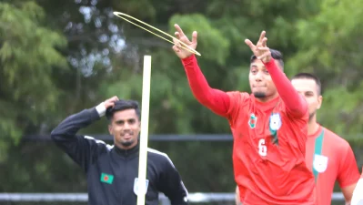 অনুশীলনের দ্বিতীয় দিনে অধিনায়ক জামাল ভূইয়া। ছবি: মোশারফ ভুবন