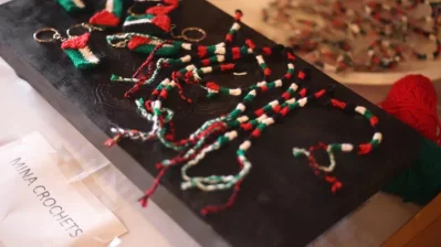 ফিলিস্তিনি পতাকার রঙে রিস্টব্যান্ড, চাবির রিং তৈরি করে মেলায় এনেছেন ১৪ বছর বয়সী মুমিনা হিলমে 