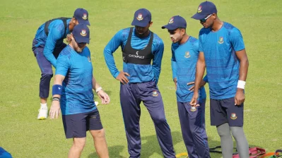 প্রথম ম্যাচে টাইগাররা সব বিভাগেই ভালো করেছিলেন। তবে ফিল্ডিংয়ে ছোটো খাটো কিছু ভুল চোখে পড়েছে। ক্যাচ মিস হয়েছে একাধিক। সেগুলো ফিল্ডিং কোচ শেন ম্যাকডারমটের কাছ থেকে শুধরে নিচ্ছেন হাসান মুরাদ ও শাহাদাত হোসেন দিপুরা। ছবি: মোশারফ হোসেন ভুবন