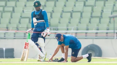 সিলেটে জয় তুলে নিয়েছিল বাংলাদেশ। সেই ধারা অব্যাহত রাখতে চায় তারা ঢাকা টেস্টেও। তাই তো কোচ চন্ডিকা হাথুরুসিংহে মিরপুরের মাটির ভাষা বোঝার চেষ্টায় মগ্ন। পাশে দাঁড়িয়ে তা আনমনে দেখছেন অধিনায়ক নাজমুল হোসেন শান্ত। ছবি: মোশারফ ভুবন