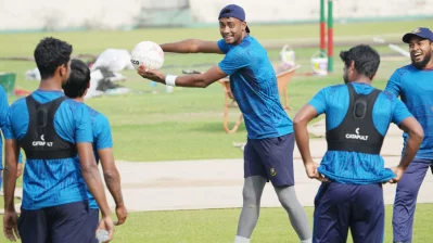পেসার শরিফুল ইসলাম যেন উইকেট কিপার। পায়ে খেলা বল ফুটবল হাতে নিয়ে উকেটরক্ষকের ভূমিকায় অবতীর্ণ হলেন তিনি। তার এমন রসিকতায় হাসিতে ফেটে পড়লেন উইকেটকিপার ব্যাটসম্যান মুশফিকুর রহিম। ছবি: মোশারফ ভুবন