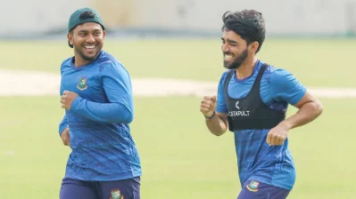 অনুশীলনে ওপেনার জাকির হাসানের সঙ্গে মুমিনুল হকের খুনসুটি। ছবি: মোশারফ ভুবন