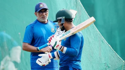 সিলেটের ছেলে জাকির হাসান। ঘরের মাঠে প্রথম টেস্টে একাদশেও ছিলেন। কিন্তু হাসেনি তার ব্যাট। ভুলগুলো শুধরে নিতে টোটকা নিচ্ছিলেন কোচ চন্ডিকা হাথুরুসিংহের কাছ থেকে। ছবি: মোশারফ ভুবন