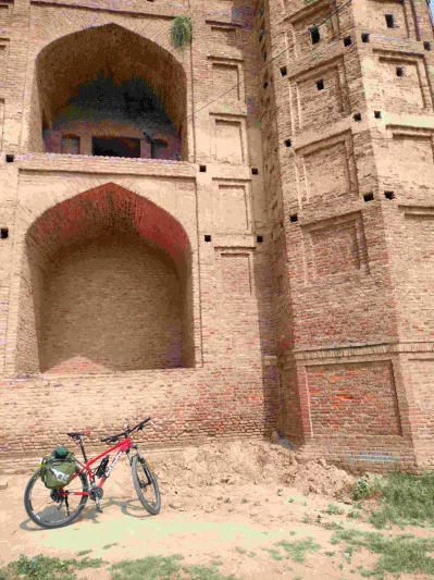 শের শাহ সুরির আমলেই প্রথম নির্মিত হয় কোস মিনার