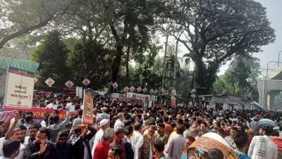 বিশ্ব মানবাধিকার দিবস উপলক্ষে কেন্দ্রীয় কর্মসূচির অংশ হিসেবে জাতীয় প্রেস ক্লাবের সামনে বিএনপি ও অঙ্গ সংগঠনের মানববন্ধন। ছবি: দেশ রূপান্তর
