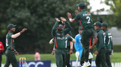 উইকেটের পর সতীর্থদের সঙ্গে উল্লাস ইমনে।
