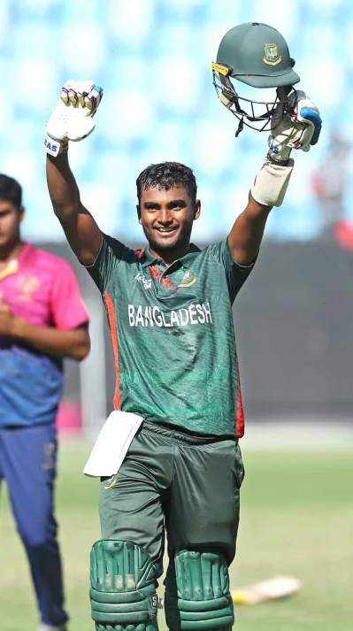 ফাইনালের মঞ্চে যুব ক্যারিয়ারের দ্বিতীয় আন্তর্জাতিক সেঞ্চুরি করেন শিবলী