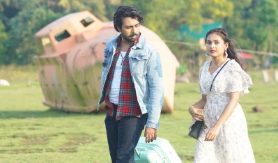 &lsquo;পথে হলো দেরী&rsquo; নাটকের দৃশ্যে জিয়াউল ফারুক অপূর্ব ও তটিনী 