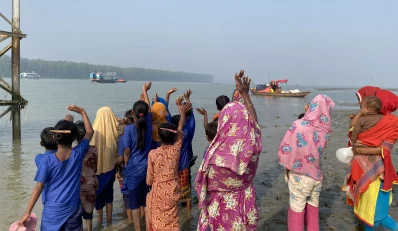চোখের জলে এভাবেই ভাসমান স্কুলটিকে হাত নাড়িয়ে বিদায় দিয়েছে শিশুরা।