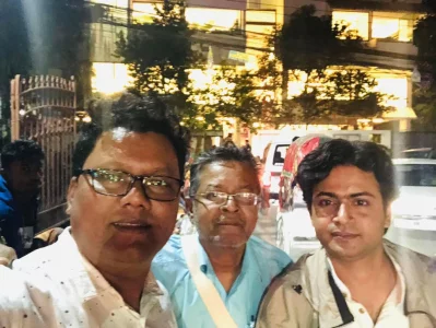 গাজী লতিফের সঙ্গে দুই কবি রাহেল রাজীব ও মেহেদি রাসেল