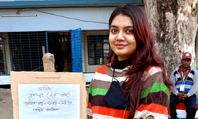 জীবনে প্রথম ভোট দিয়ে স্মৃতি হিসেবে ছবি তোলেন ঐশি। ছবি : দেশ রূপান্তর