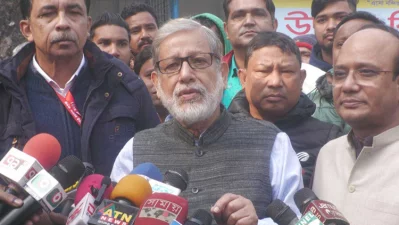 নিজ কেন্দ্রে ভোট দিলেন আসাদুজ্জামান নূর