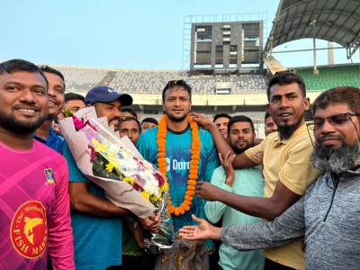 অনুশীলনের ফাঁকেই এমপি সাকিবকে অভিনন্দন জানানো হয়। ছবি দেশ রূপান্তর