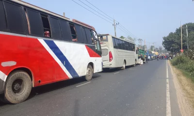 সড়ক অবরোধের কারণে টাঙ্গাইল-ময়মন&zwnj;সিংহ মহাসড়&zwnj;কের প্রায় আট কি&zwnj;লো&zwnj;মিটার এলাকাজু&zwnj;ড়ে যানজটের সৃ&zwnj;ষ্টি হ&zwnj;য়ে&zwnj;ছে। ছবি : দেশ রূপান্তর