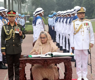 শিখা অনির্বাণে শ্রদ্ধা নিবেদন শেষে পরিদর্শন বইতে স্বাক্ষর করেন প্রধানমন্ত্রী। ছবি: ফোকাস বাংলা