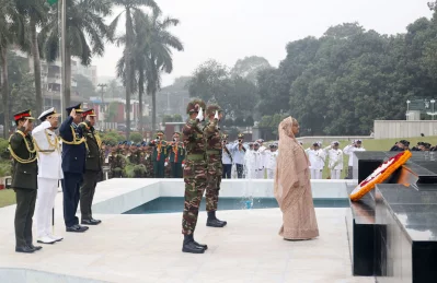 শিখা অনির্বাণে প্রধানমন্ত্রীর শ্রদ্ধা। ছবি: ফোকাস বাংলা