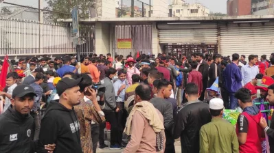 গ্যালারিতে যাওয়ার জন্য অপেক্ষায় প্রথম ফটকের সামনের দর্শকরা। ছবি: দেশ রূপান্তর