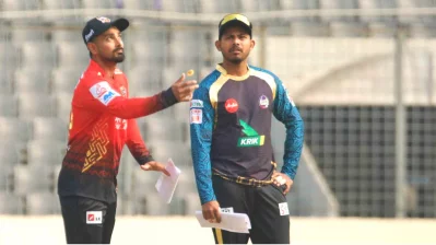 টস করছেন দুই অধিনায়ক লিটন ও সৈকত