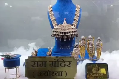 সুরাতের এক গহনা শিল্পী ৫০০০ আমেরিকান ডায়মন্ড এবং দুই কেজি রুপা দিয়ে তৈরি করেছেন একটি হার। 
