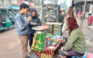 শীতের বিকেলে ময়মনসিংহের ঈশ্বরগঞ্জ উপজেলায় মহাসড়কের পাশে বসে সিদ্ধ ডিম বিক্রি করছেন দোকানিরা। ছবি: দেশ রূপান্তর