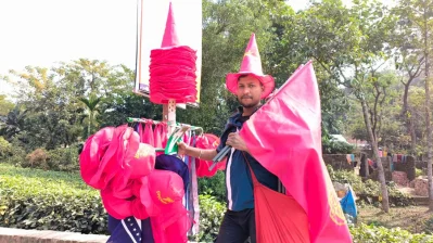 আরও এক ভ্রাম্যমাণ ব্যবসায়ী ঘুরে বেড়াচ্ছেন মাঠজুড়ে।