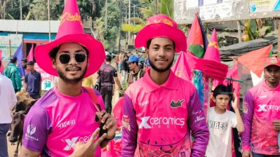 সিলেট স্ট্রাইকার্সের দুই সমর্থক। শান্ত জাকিরদের আজ সমর্থন দিবেন মাঠ থেকে।