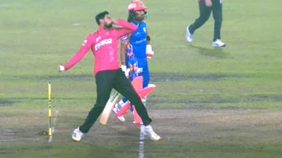 এক ওভারে তিনটি বোল করেন শোয়েব মালিক