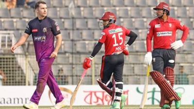 কার্টিস ক্যাম্পফারের দৃষ্টিতে যেন আগুন। তাতে পুড়ে ছাই হবেন ভেবেই যেন তথৈবচ অবস্থা মুশফিক-সৌম্যের। ছবি: মোশারফ ভুবন