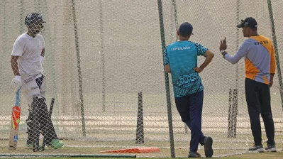 গুরু মোহাম্মদ সালাহউদ্দিনের শরণাপন্ন সাকিব। ছবি: দেশ রূপান্তর