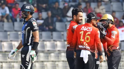 বাবর আজমকে ৩৭ রানে বোল্ড করে দেন খুশদিল শাহ। ছবি: দেশ রূপান্তর