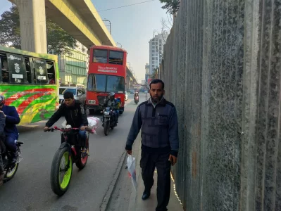 পান্থকুঞ্জ পার্কে পথচারীদের হাঁটার জায়গায় সীমানা প্রাচীর